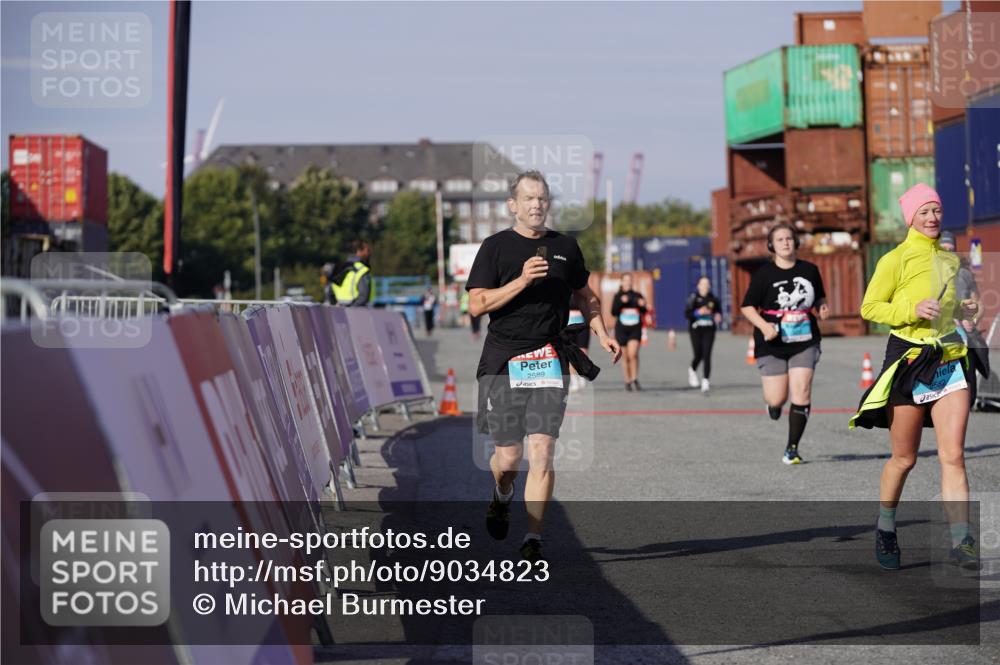 03.10.2025 - Köhlbrandbrückenlauf Michael Burmester http://msf.ph/oto/9034823 03.10.2025 10:45:37 Ziel 2582, 2589, 3370, 3824 meine-sportfotos.de