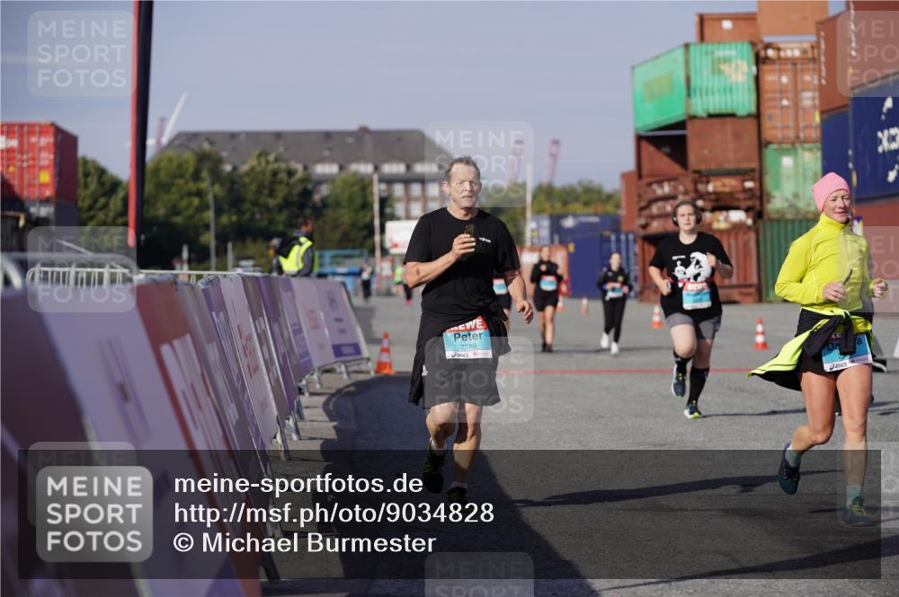 03.10.2025 - Köhlbrandbrückenlauf Michael Burmester http://msf.ph/oto/9034828 03.10.2025 10:45:38 Ziel 2582, 2589, 3370, 3824 meine-sportfotos.de