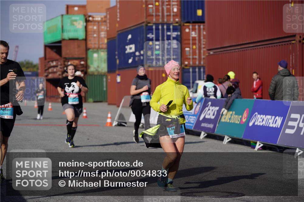 03.10.2025 - Köhlbrandbrückenlauf Michael Burmester http://msf.ph/oto/9034833 03.10.2025 10:45:38 Ziel 2582, 2589, 3370, 3824 meine-sportfotos.de