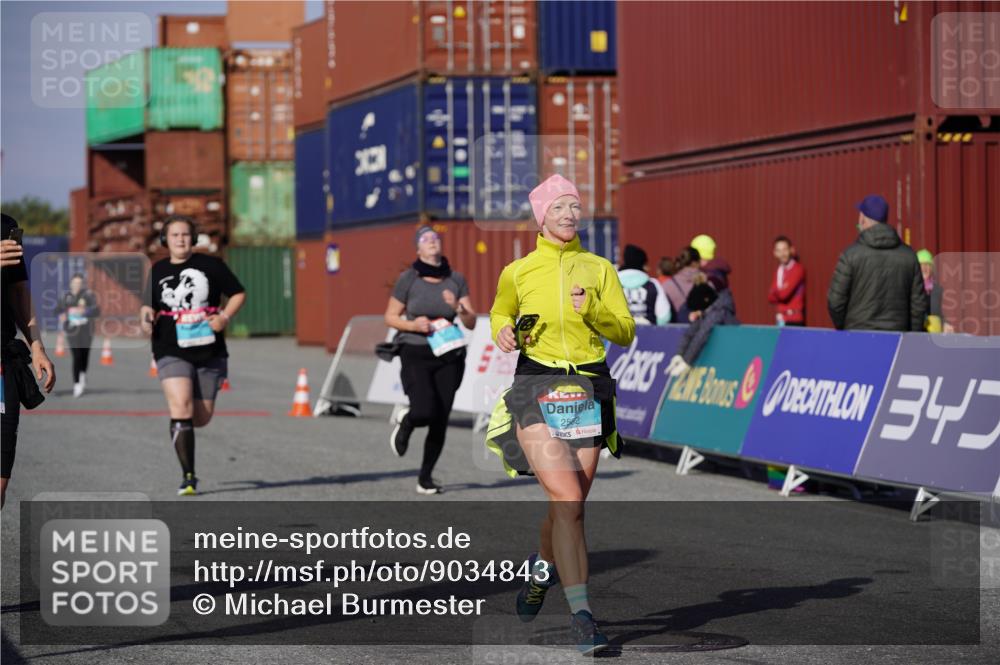 03.10.2025 - Köhlbrandbrückenlauf Michael Burmester http://msf.ph/oto/9034843 03.10.2025 10:45:39 Ziel 2582, 2589, 3370, 3824 meine-sportfotos.de