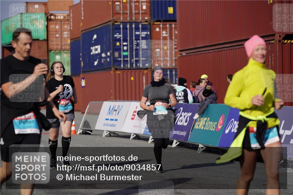 03.10.2025 - Köhlbrandbrückenlauf Michael Burmester http://msf.ph/oto/9034857 03.10.2025 10:45:40 Ziel 2582, 2589, 3370, 3824 meine-sportfotos.de