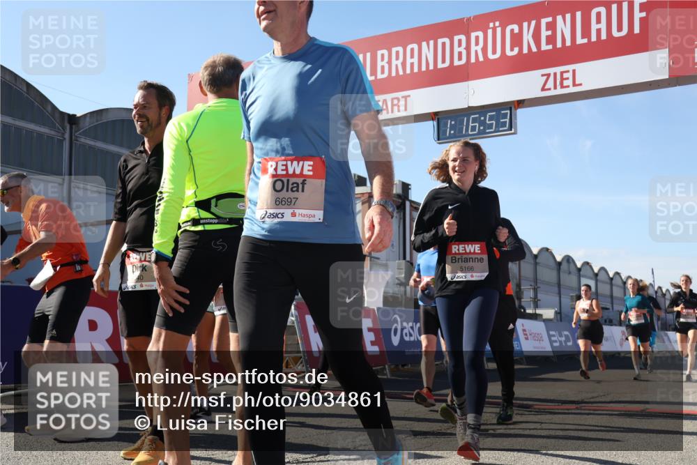 03.10.2025 - Köhlbrandbrückenlauf Luisa Fischer http://msf.ph/oto/9034861 03.10.2025 13:16:52 Ziel 4168, 4330, 4356, 4359, 4431, 4551, 4605, 4813, 5028, 5053, 5099, 5166, 5302, 5385, 5386, 5453, 5467, 5840, 6286, 6299, 6340, 6343, 6474, 6620, 6658, 6697, 6746, 6785 meine-sportfotos.de