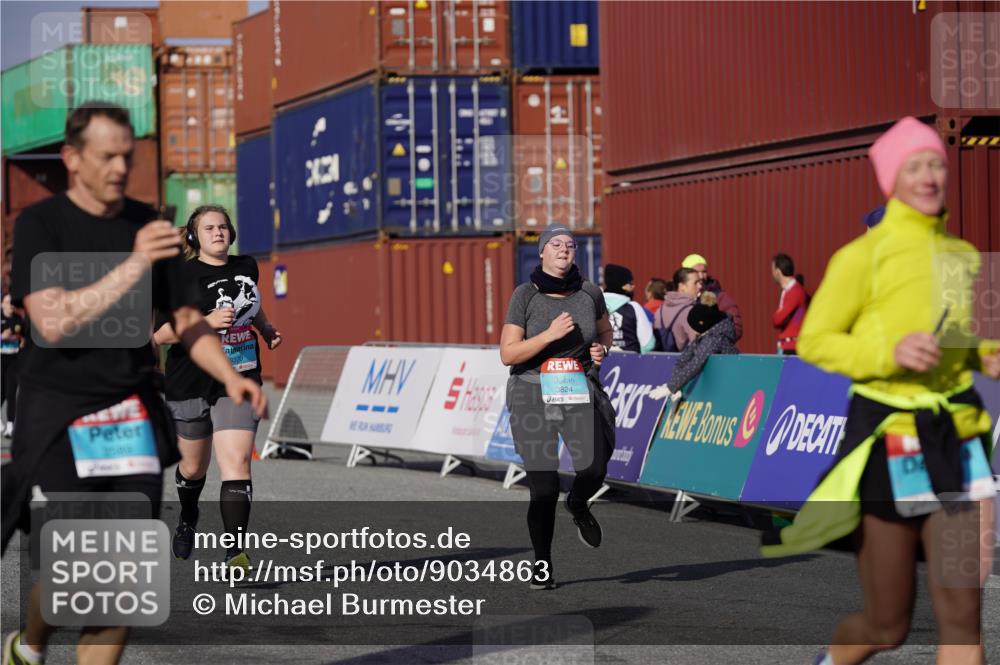 03.10.2025 - Köhlbrandbrückenlauf Michael Burmester http://msf.ph/oto/9034863 03.10.2025 10:45:40 Ziel 2582, 2589, 3370, 3824 meine-sportfotos.de