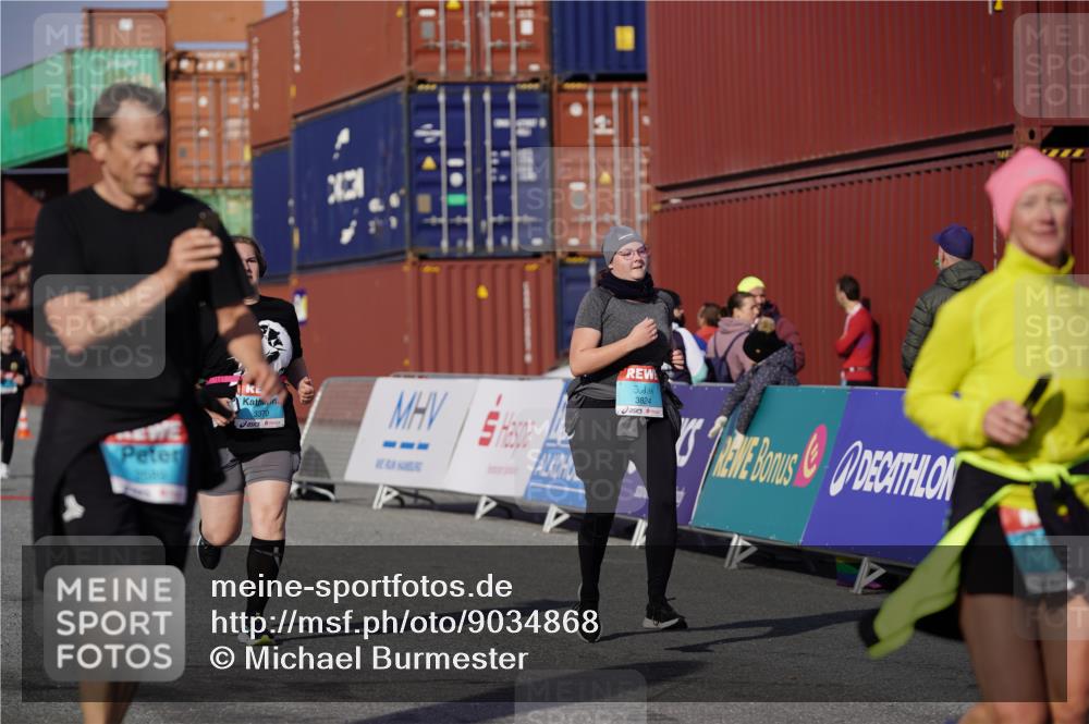03.10.2025 - Köhlbrandbrückenlauf Michael Burmester http://msf.ph/oto/9034868 03.10.2025 10:45:40 Ziel 2582, 2589, 3370, 3824 meine-sportfotos.de