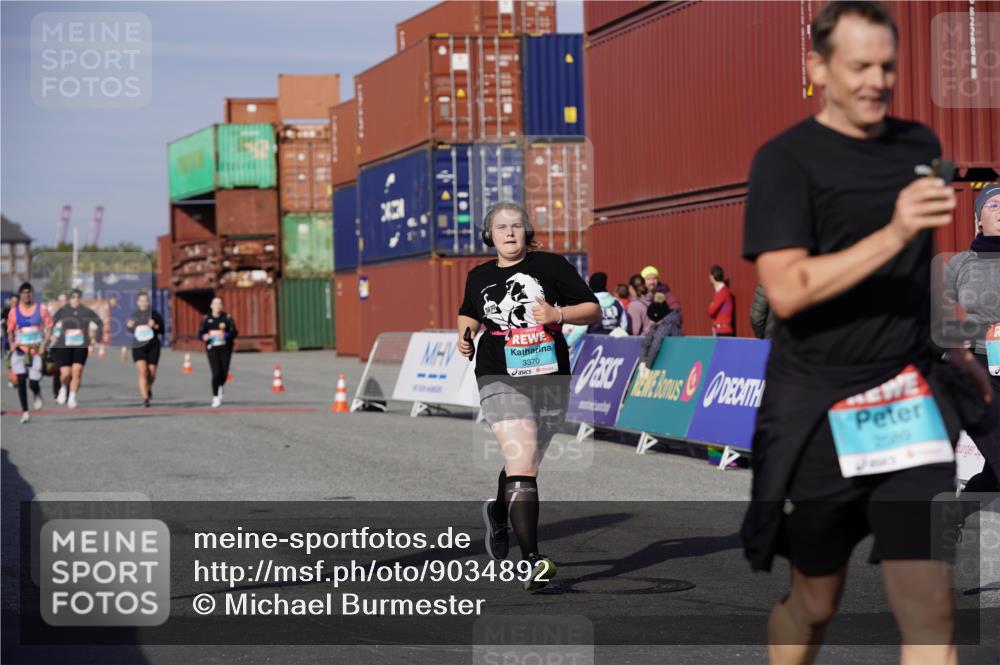 03.10.2025 - Köhlbrandbrückenlauf Michael Burmester http://msf.ph/oto/9034892 03.10.2025 10:45:42 Ziel 2582, 2589, 3370, 3512, 3824 meine-sportfotos.de