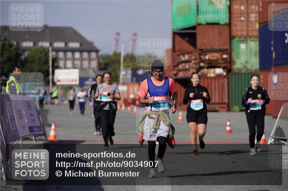 03.10.2025 - Köhlbrandbrückenlauf Michael Burmester http://msf.ph/oto/9034907 03.10.2025 10:45:46 Ziel 2486, 3098, 3100, 3103, 3370, 3512, 3824 meine-sportfotos.de