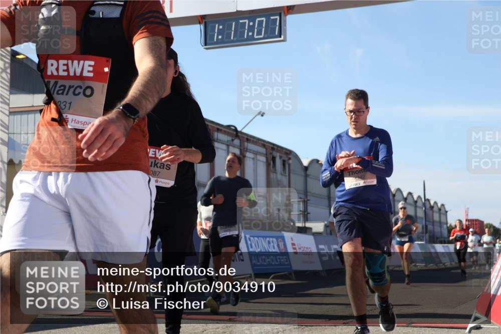 03.10.2025 - Köhlbrandbrückenlauf Luisa Fischer http://msf.ph/oto/9034910 03.10.2025 13:17:06 Ziel 4242, 4331, 4359, 4361, 4861, 4978, 4982, 5033, 5073, 5087, 5090, 5100, 5479, 5667, 5840, 6431, 6474, 6623, 6626 meine-sportfotos.de