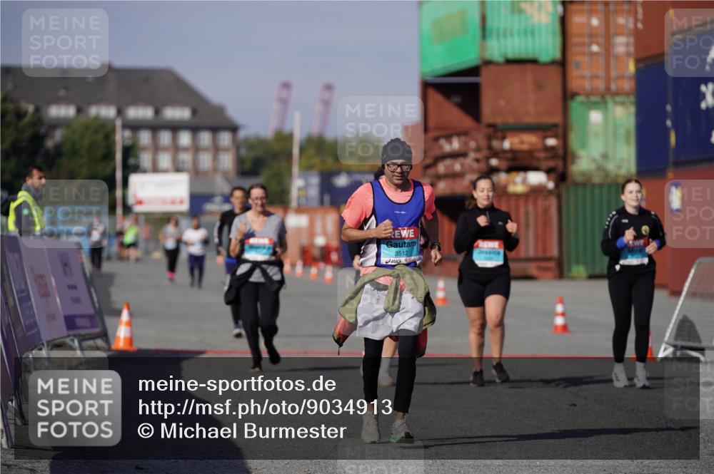 03.10.2025 - Köhlbrandbrückenlauf Michael Burmester http://msf.ph/oto/9034913 03.10.2025 10:45:46 Ziel 2486, 3098, 3100, 3103, 3370, 3512, 3824 meine-sportfotos.de