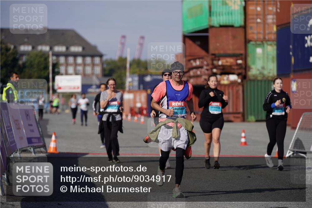 03.10.2025 - Köhlbrandbrückenlauf Michael Burmester http://msf.ph/oto/9034917 03.10.2025 10:45:46 Ziel 2486, 3098, 3100, 3103, 3370, 3512, 3824 meine-sportfotos.de
