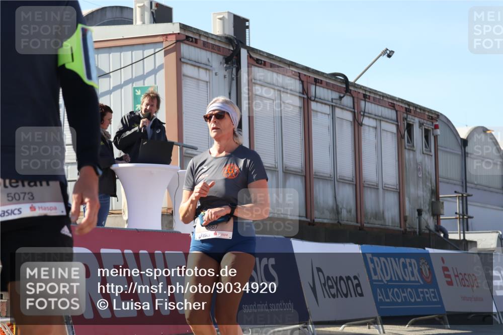 03.10.2025 - Köhlbrandbrückenlauf Luisa Fischer http://msf.ph/oto/9034920 03.10.2025 13:17:10 Ziel 4242, 4331, 4361, 4404, 4861, 4978, 4982, 5033, 5073, 5087, 5090, 5429, 5479, 5544, 5667, 6431, 6623, 6626 meine-sportfotos.de