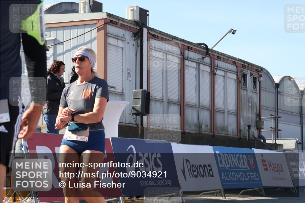 03.10.2025 - Köhlbrandbrückenlauf Luisa Fischer http://msf.ph/oto/9034921 03.10.2025 13:17:10 Ziel 4242, 4331, 4361, 4404, 4861, 4978, 4982, 5033, 5073, 5087, 5090, 5429, 5479, 5544, 5667, 6431, 6623, 6626 meine-sportfotos.de