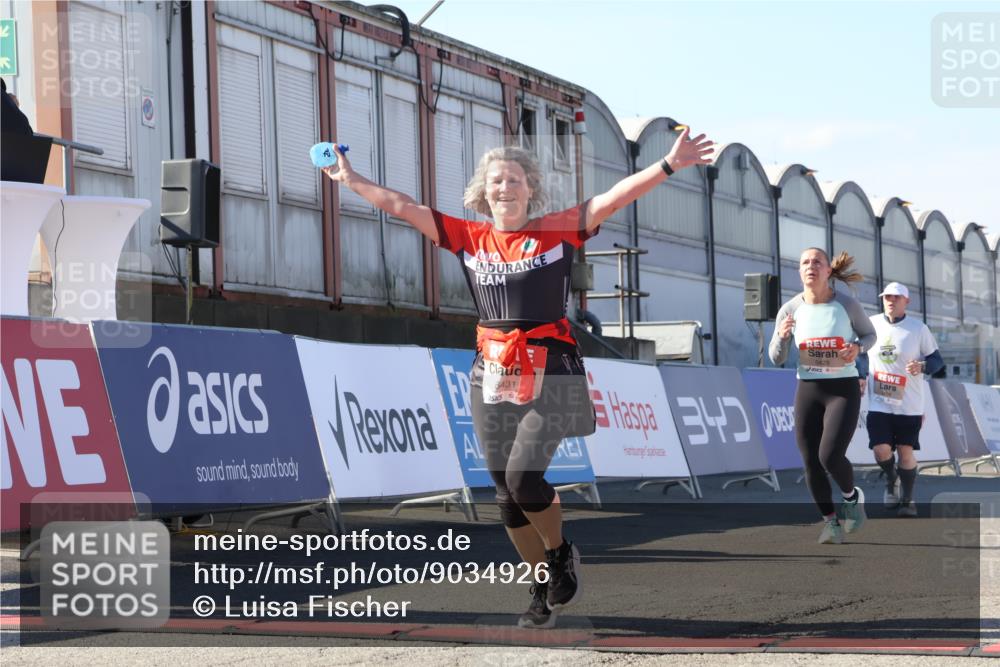 03.10.2025 - Köhlbrandbrückenlauf Luisa Fischer http://msf.ph/oto/9034926 03.10.2025 13:17:11 Ziel 4242, 4331, 4361, 4404, 4861, 4978, 4982, 5033, 5073, 5087, 5090, 5429, 5479, 5544, 5667, 5943, 6431, 6626 meine-sportfotos.de