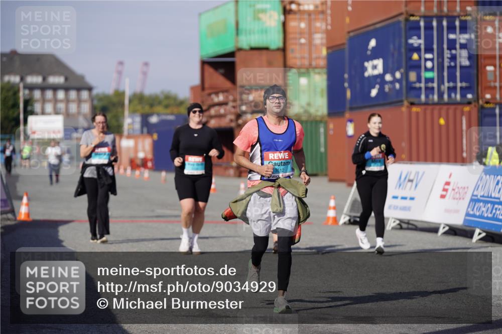 03.10.2025 - Köhlbrandbrückenlauf Michael Burmester http://msf.ph/oto/9034929 03.10.2025 10:45:48 Ziel 2486, 3098, 3100, 3103, 3512 meine-sportfotos.de