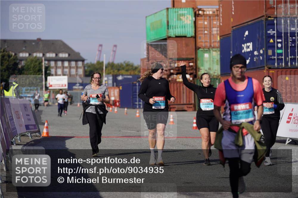 03.10.2025 - Köhlbrandbrückenlauf Michael Burmester http://msf.ph/oto/9034935 03.10.2025 10:45:49 Ziel 2486, 3098, 3100, 3103, 3512 meine-sportfotos.de