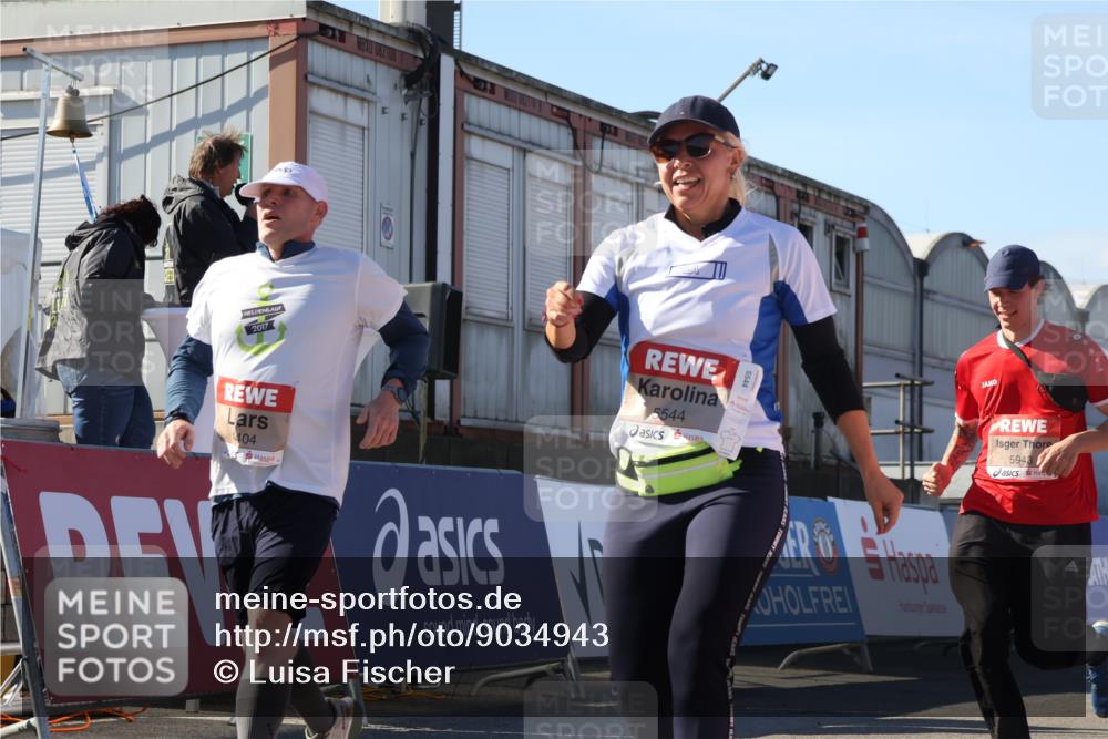 03.10.2025 - Köhlbrandbrückenlauf Luisa Fischer http://msf.ph/oto/9034943 03.10.2025 13:17:16 Ziel 4242, 4361, 4404, 4988, 5073, 5090, 5429, 5479, 5544, 5638, 5642, 5667, 5890, 5943, 6389, 6431 meine-sportfotos.de