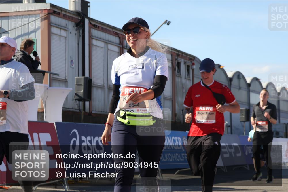 03.10.2025 - Köhlbrandbrückenlauf Luisa Fischer http://msf.ph/oto/9034945 03.10.2025 13:17:16 Ziel 4242, 4361, 4404, 4988, 5073, 5090, 5429, 5479, 5544, 5638, 5642, 5667, 5890, 5943, 6389, 6431 meine-sportfotos.de