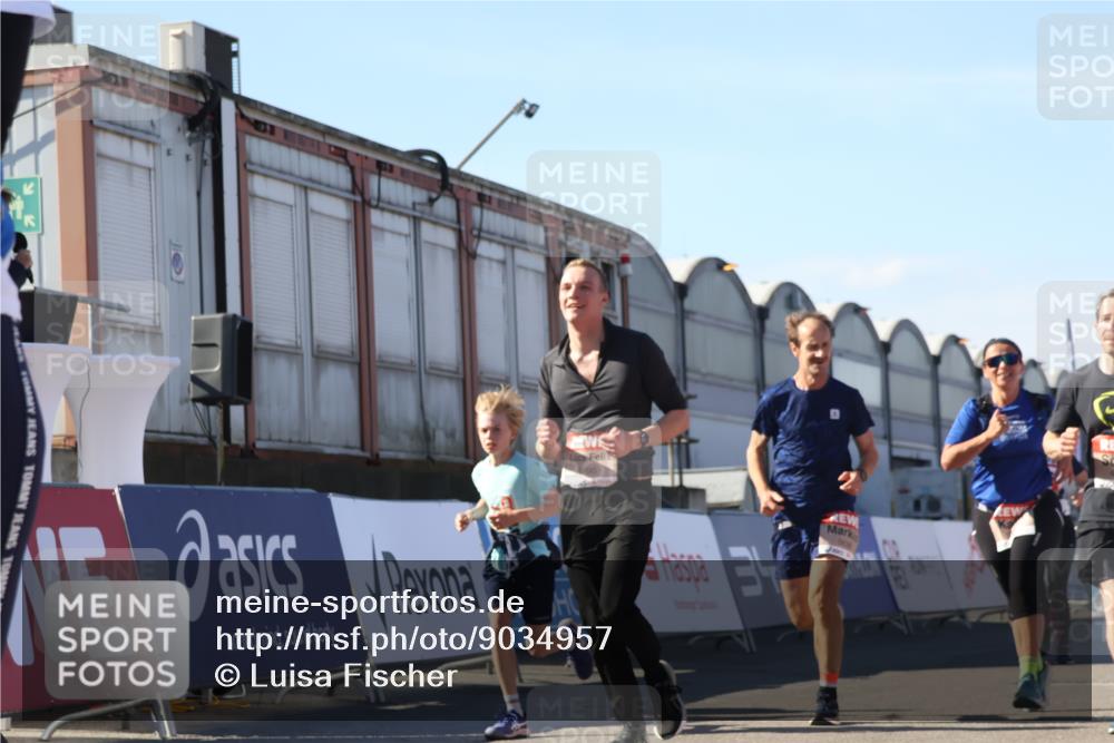 03.10.2025 - Köhlbrandbrückenlauf Luisa Fischer http://msf.ph/oto/9034957 03.10.2025 13:17:18 Ziel 4404, 4988, 5031, 5429, 5544, 5638, 5642, 5667, 5890, 5943, 6389, 6431 meine-sportfotos.de