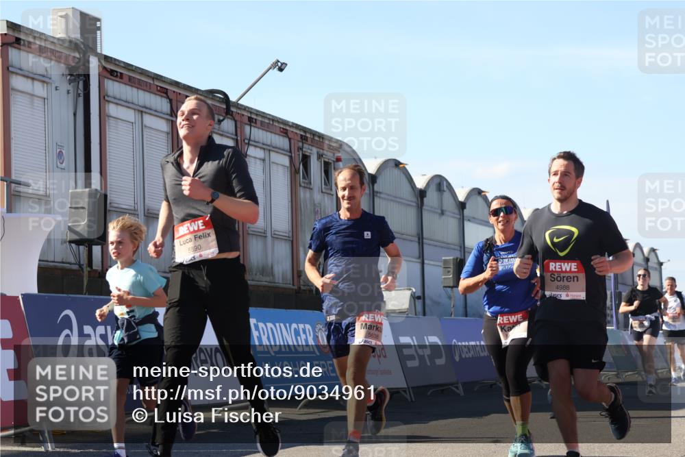 03.10.2025 - Köhlbrandbrückenlauf Luisa Fischer http://msf.ph/oto/9034961 03.10.2025 13:17:19 Ziel 4404, 4988, 5007, 5008, 5031, 5429, 5544, 5638, 5642, 5667, 5890, 5943, 6389, 6431 meine-sportfotos.de