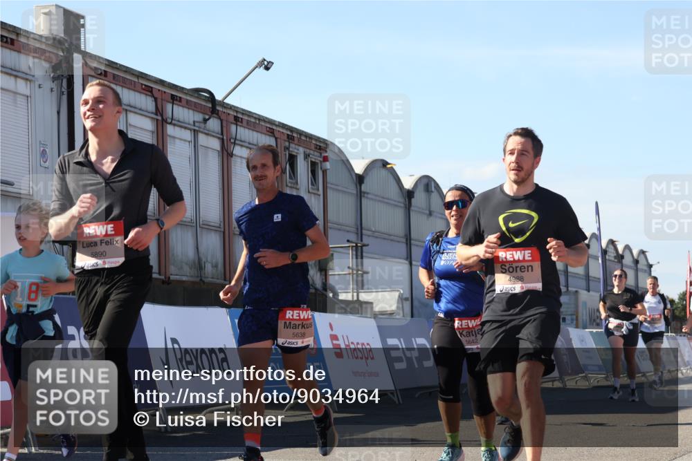 03.10.2025 - Köhlbrandbrückenlauf Luisa Fischer http://msf.ph/oto/9034964 03.10.2025 13:17:19 Ziel 4404, 4988, 5007, 5008, 5031, 5429, 5544, 5638, 5642, 5667, 5890, 5943, 6389, 6431 meine-sportfotos.de