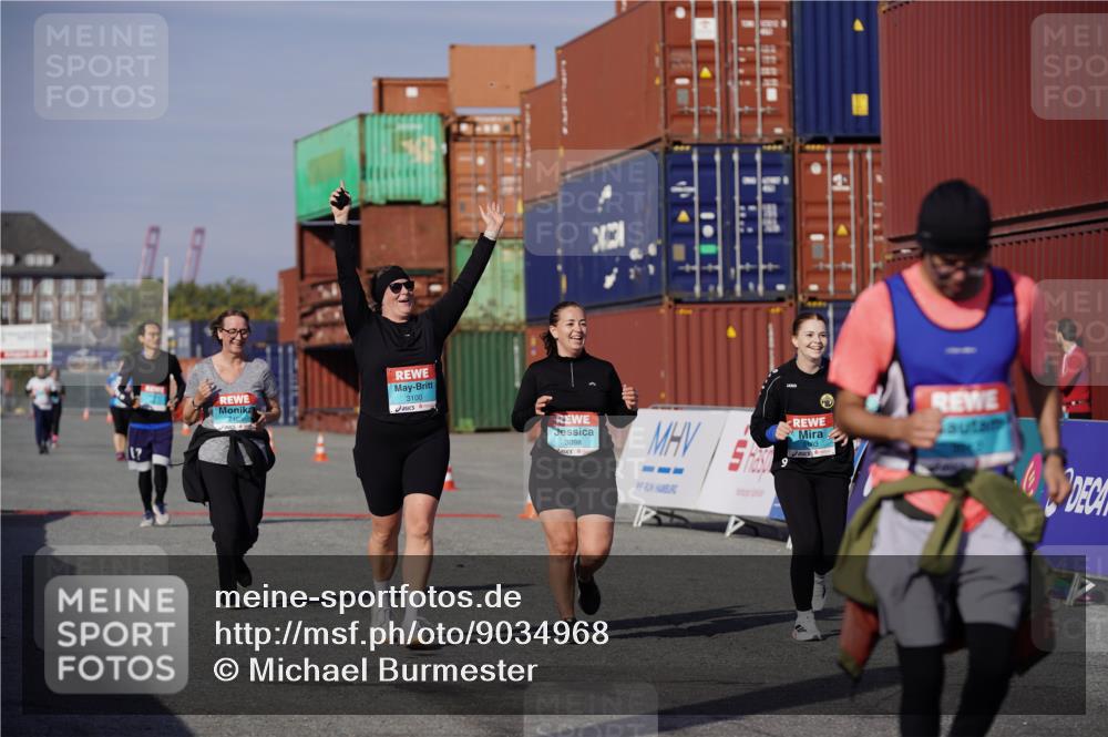 03.10.2025 - Köhlbrandbrückenlauf Michael Burmester http://msf.ph/oto/9034968 03.10.2025 10:45:51 Ziel 2486, 3098, 3100, 3103, 3512, 3801 meine-sportfotos.de