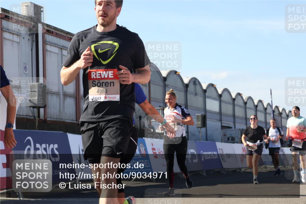 03.10.2025 - Köhlbrandbrückenlauf Luisa Fischer http://msf.ph/oto/9034971 03.10.2025 13:17:21 Ziel 4404, 4686, 4988, 5007, 5008, 5031, 5429, 5544, 5638, 5642, 5890, 5943, 6389, 6431 meine-sportfotos.de