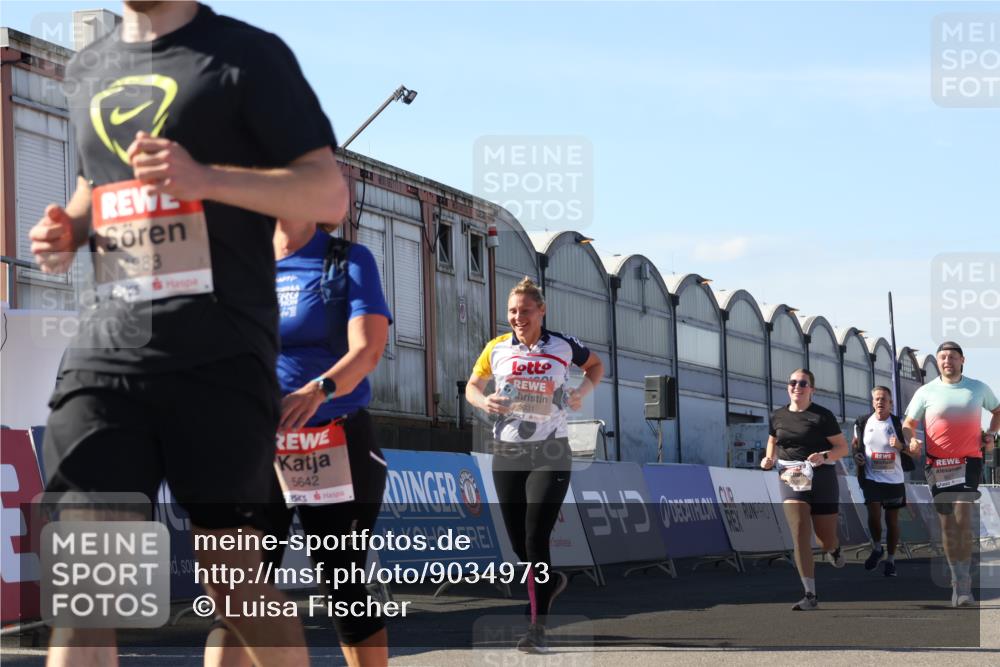 03.10.2025 - Köhlbrandbrückenlauf Luisa Fischer http://msf.ph/oto/9034973 03.10.2025 13:17:21 Ziel 4404, 4686, 4988, 5007, 5008, 5031, 5429, 5544, 5638, 5642, 5890, 5943, 6389, 6431 meine-sportfotos.de