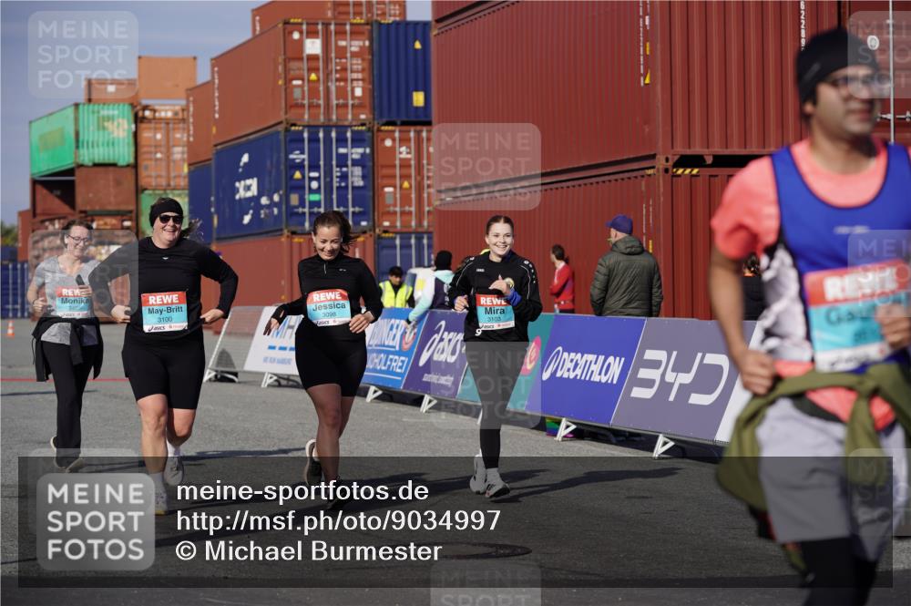 03.10.2025 - Köhlbrandbrückenlauf Michael Burmester http://msf.ph/oto/9034997 03.10.2025 10:45:52 Ziel 2486, 3098, 3100, 3103, 3512, 3801 meine-sportfotos.de