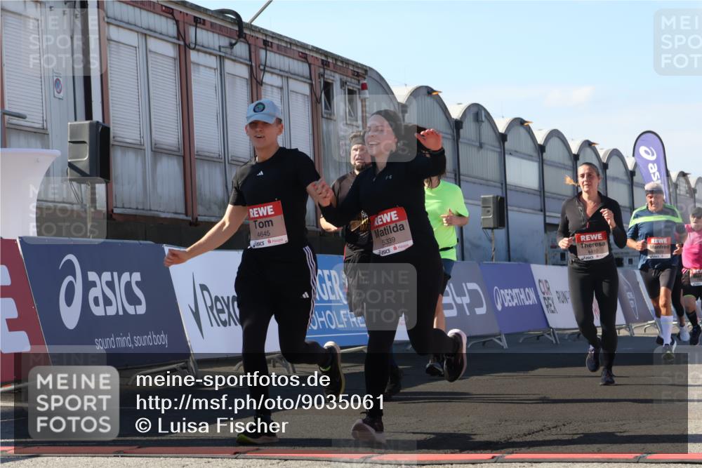 03.10.2025 - Köhlbrandbrückenlauf Luisa Fischer http://msf.ph/oto/9035061 03.10.2025 13:17:41 Ziel 4012, 4410, 4645, 4679, 4746, 4818, 5339, 5731, 5732, 5906, 5909, 6331, 6388, 6704, 6710 meine-sportfotos.de