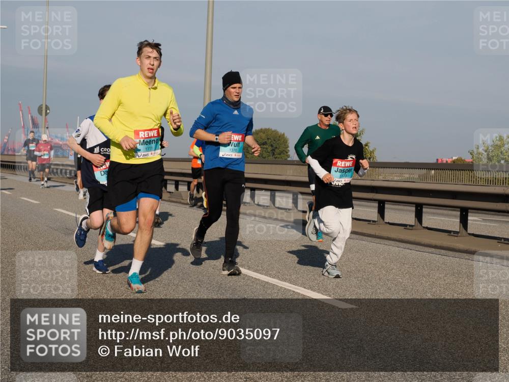 03.10.2025 - Köhlbrandbrückenlauf Fabian Wolf http://msf.ph/oto/9035097 03.10.2025 09:49:32 Position 3 1111, 1370, 1173 meine-sportfotos.de