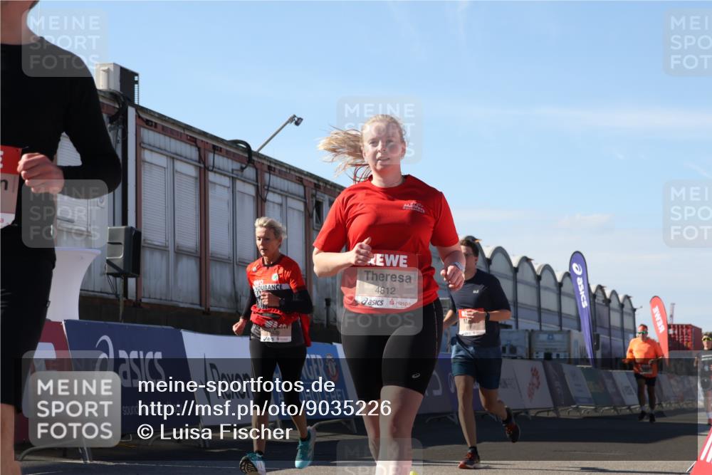 03.10.2025 - Köhlbrandbrückenlauf Luisa Fischer http://msf.ph/oto/9035226 03.10.2025 13:18:40 Ziel 4154, 4606, 4796, 4812, 4826, 5115, 5178, 6084, 6429, 6500, 6596, 6700, 6758 meine-sportfotos.de