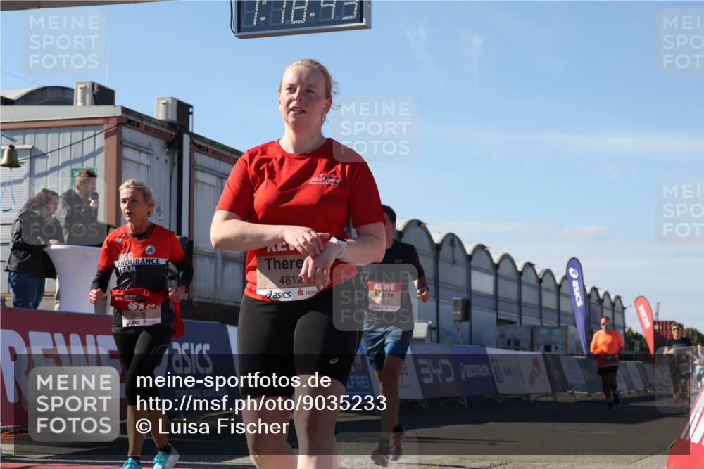 03.10.2025 - Köhlbrandbrückenlauf Luisa Fischer http://msf.ph/oto/9035233 03.10.2025 13:18:41 Ziel 4606, 4796, 4812, 4826, 5115, 5178, 6084, 6429, 6500, 6556, 6596, 6700, 6758 meine-sportfotos.de