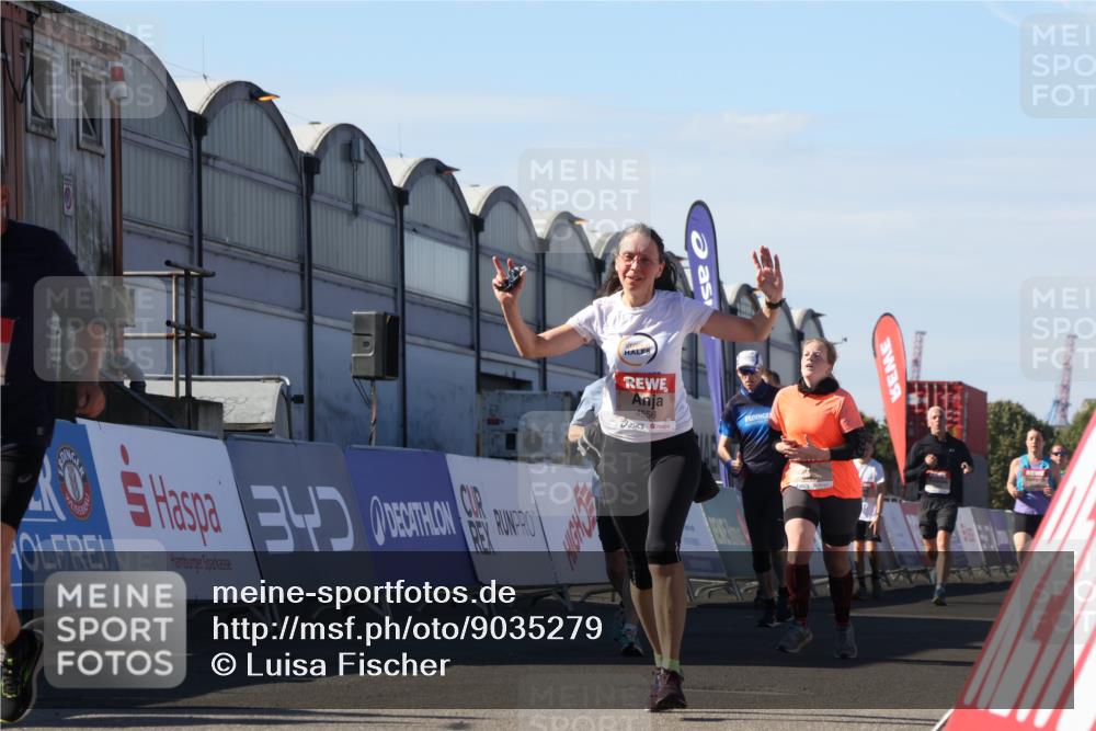 03.10.2025 - Köhlbrandbrückenlauf Luisa Fischer http://msf.ph/oto/9035279 03.10.2025 13:18:50 Ziel 4077, 4556, 4756, 4812, 4889, 5115, 5974, 6429, 6500, 6506, 6556, 6596, 6795 meine-sportfotos.de