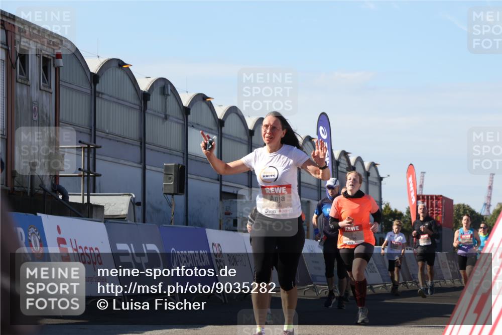 03.10.2025 - Köhlbrandbrückenlauf Luisa Fischer http://msf.ph/oto/9035282 03.10.2025 13:18:51 Ziel 4077, 4556, 4756, 4889, 5974, 6267, 6429, 6500, 6506, 6556, 6795 meine-sportfotos.de