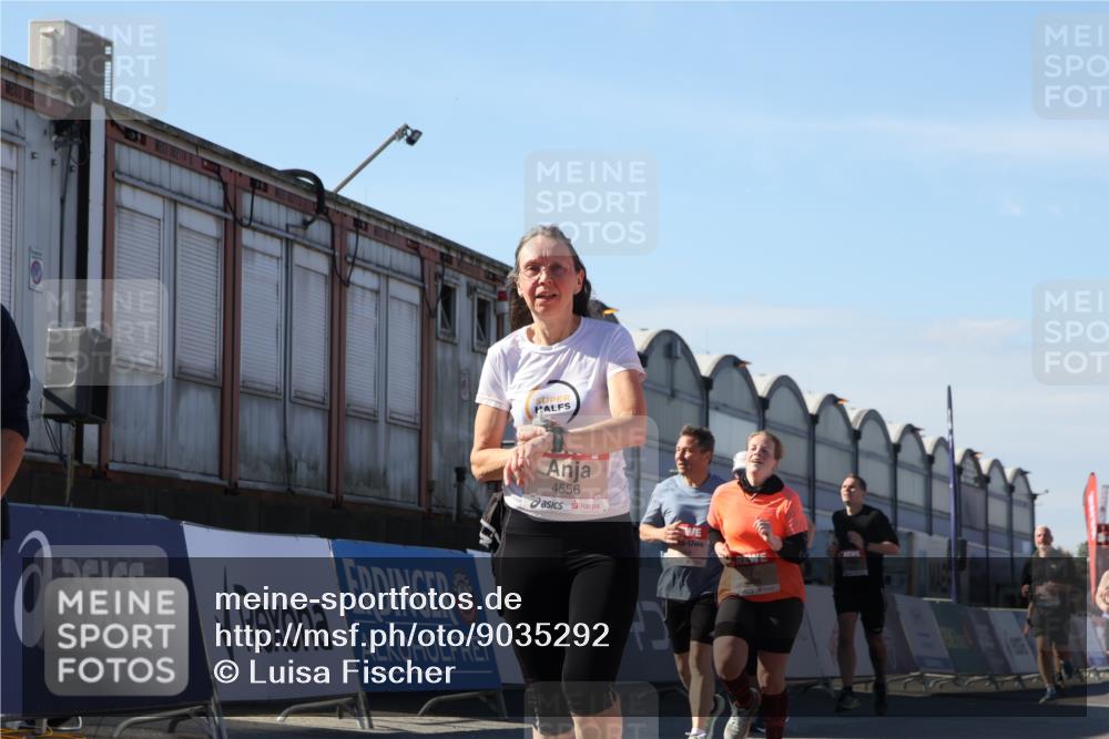 03.10.2025 - Köhlbrandbrückenlauf Luisa Fischer http://msf.ph/oto/9035292 03.10.2025 13:18:52 Ziel 4077, 4556, 4756, 4889, 5304, 5974, 6267, 6429, 6500, 6506, 6556, 6795 meine-sportfotos.de