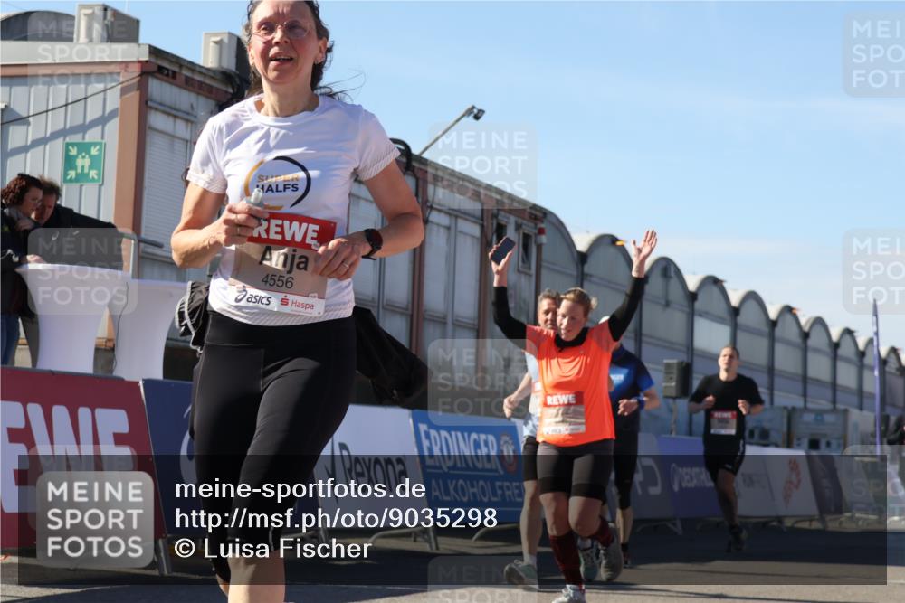 03.10.2025 - Köhlbrandbrückenlauf Luisa Fischer http://msf.ph/oto/9035298 03.10.2025 13:18:53 Ziel 4077, 4556, 4756, 4889, 5304, 5974, 6267, 6500, 6506, 6556, 6795 meine-sportfotos.de
