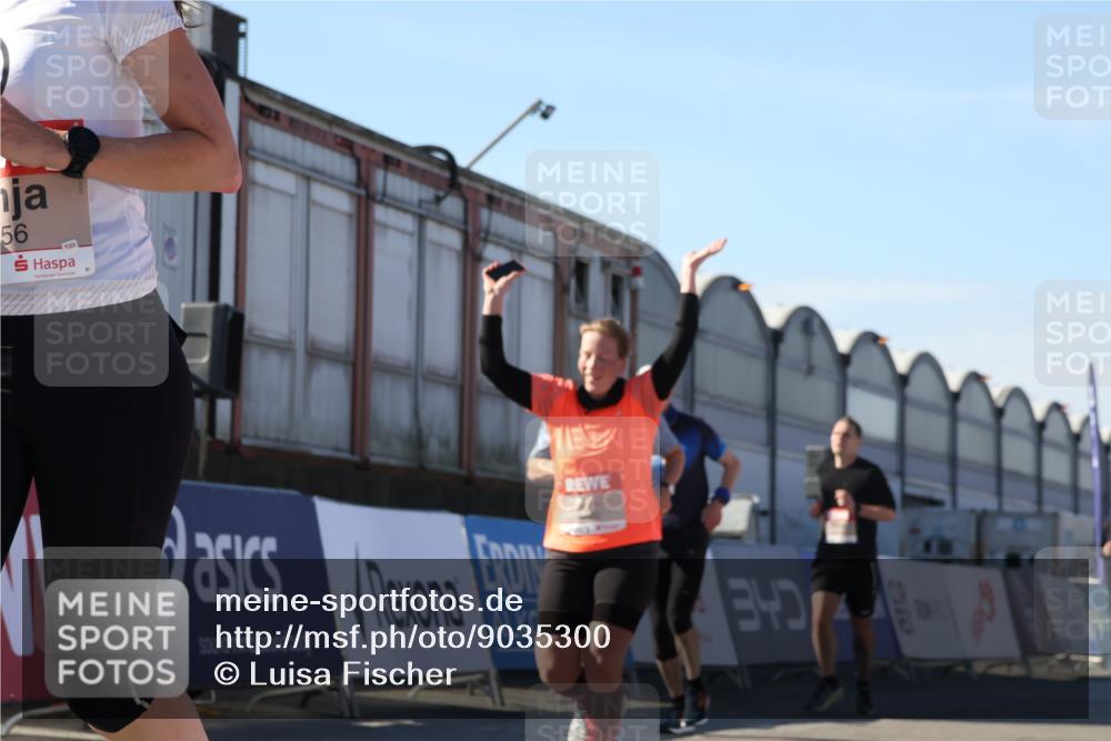 03.10.2025 - Köhlbrandbrückenlauf Luisa Fischer http://msf.ph/oto/9035300 03.10.2025 13:18:54 Ziel 4077, 4556, 4676, 4756, 4889, 5304, 5449, 5974, 6267, 6506, 6556, 6573, 6795 meine-sportfotos.de
