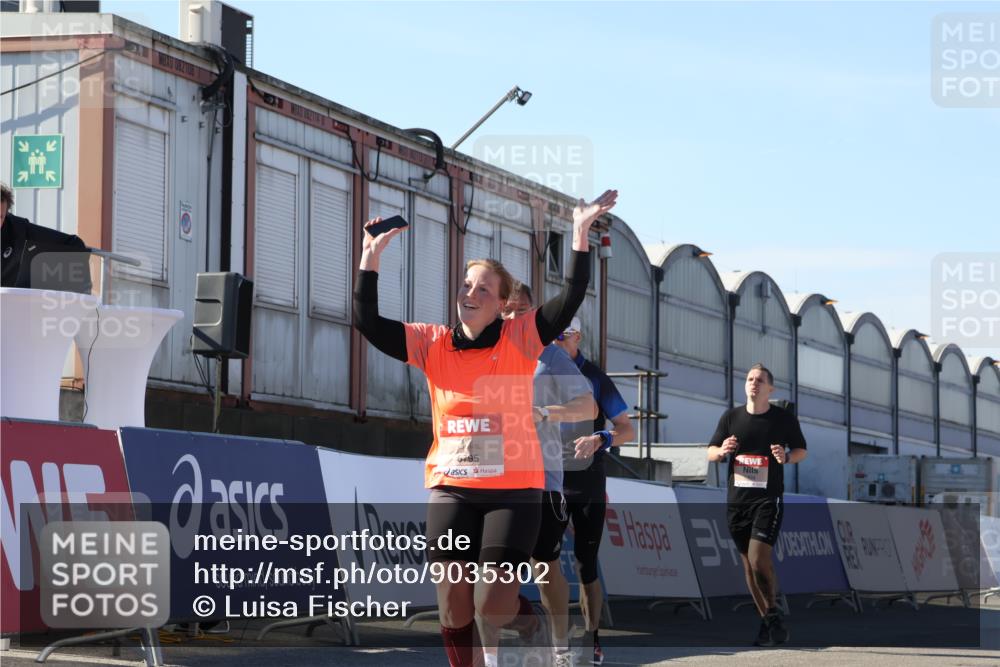 03.10.2025 - Köhlbrandbrückenlauf Luisa Fischer http://msf.ph/oto/9035302 03.10.2025 13:18:54 Ziel 4077, 4556, 4676, 4756, 4889, 5304, 5449, 5974, 6267, 6506, 6556, 6573, 6795 meine-sportfotos.de