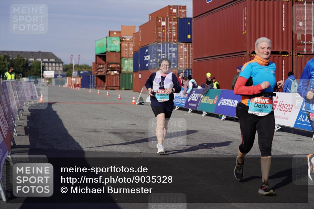 03.10.2025 - Köhlbrandbrückenlauf Michael Burmester http://msf.ph/oto/9035328 03.10.2025 10:47:49 Ziel 1766, 2650, 3092, 3093 meine-sportfotos.de