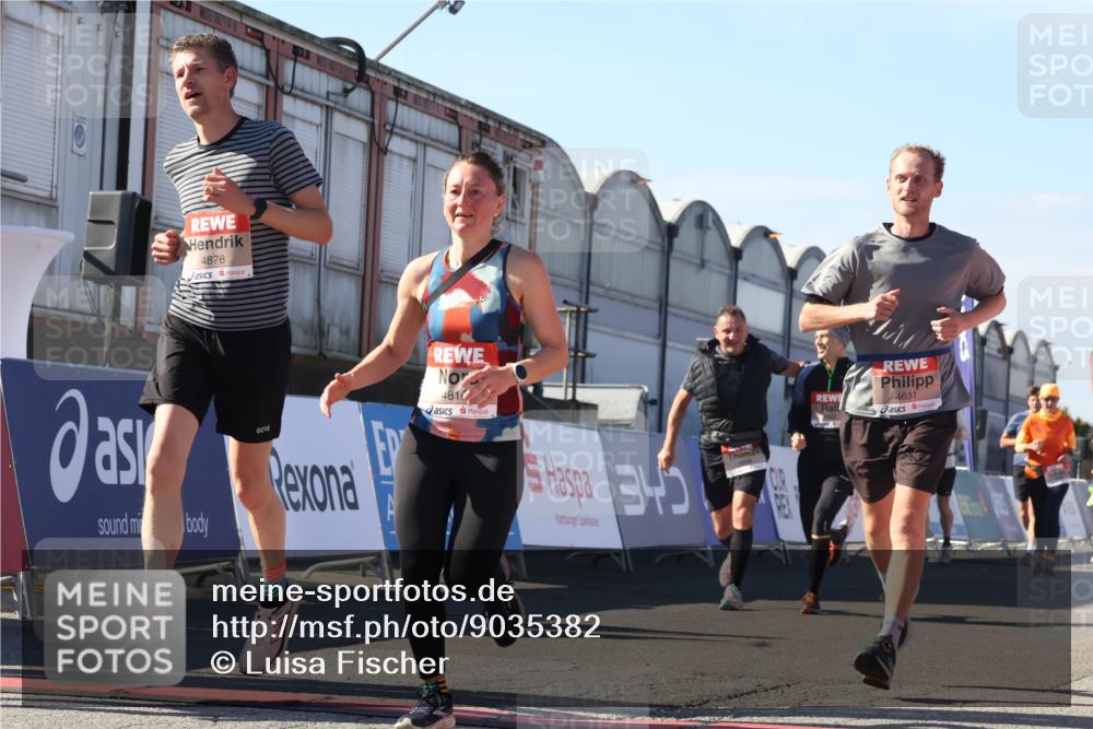 03.10.2025 - Köhlbrandbrückenlauf Luisa Fischer http://msf.ph/oto/9035382 03.10.2025 13:19:08 Ziel 4143, 4630, 4631, 4632, 4676, 4690, 4727, 4816, 4876, 5027, 5304, 5449, 5858, 6088, 6117, 6127, 6475, 6573 meine-sportfotos.de