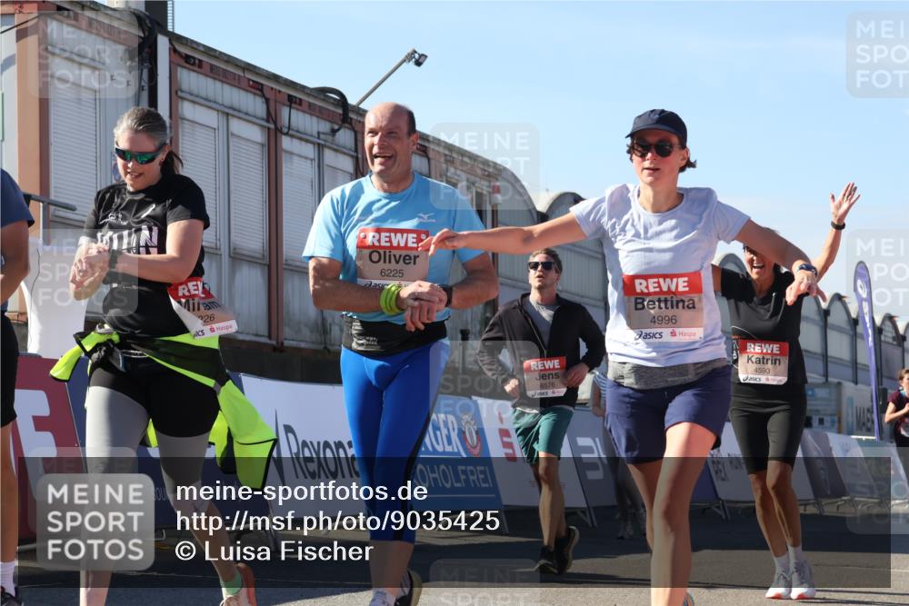 03.10.2025 - Köhlbrandbrückenlauf Luisa Fischer http://msf.ph/oto/9035425 03.10.2025 13:19:17 Ziel 4143, 4593, 4631, 4632, 4690, 4725, 4727, 4816, 4828, 4876, 4996, 5443, 5451, 5853, 5858, 6057, 6088, 6225, 6226, 6230, 6576 meine-sportfotos.de