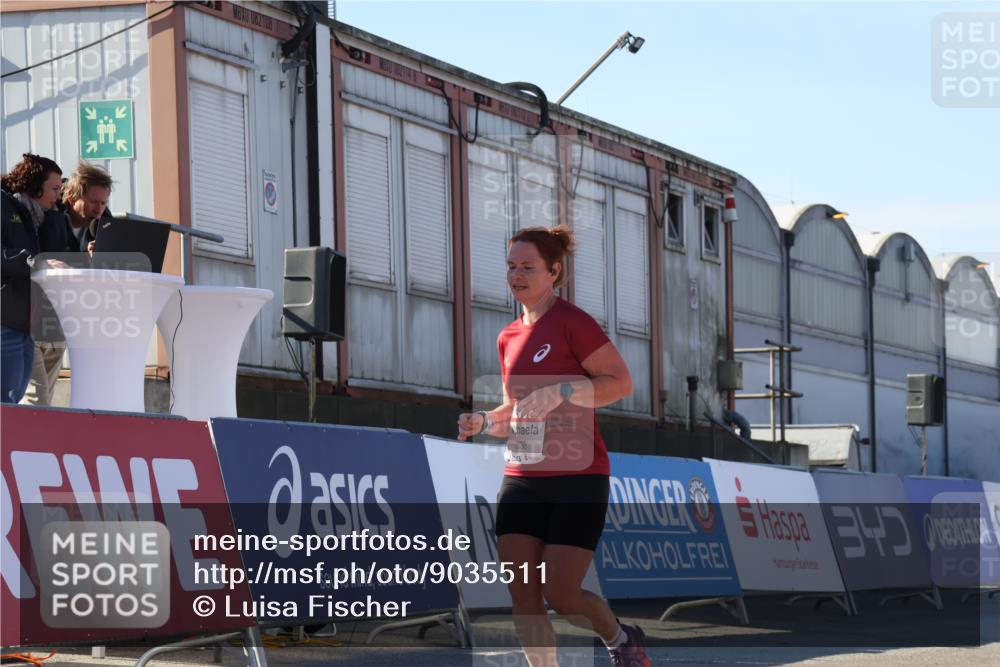 03.10.2025 - Köhlbrandbrückenlauf Luisa Fischer http://msf.ph/oto/9035511 03.10.2025 13:19:35 Ziel 4691, 4971, 4981, 5009, 5405, 5578, 5838, 5975, 6382, 6383, 6600, 6753, 6776 meine-sportfotos.de