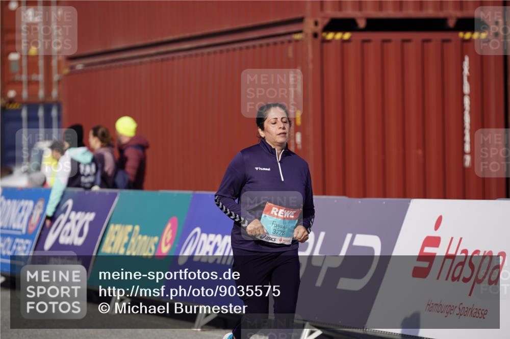03.10.2025 - Köhlbrandbrückenlauf Michael Burmester http://msf.ph/oto/9035575 03.10.2025 10:51:33 Ziel 3474, 3477, 3776 meine-sportfotos.de