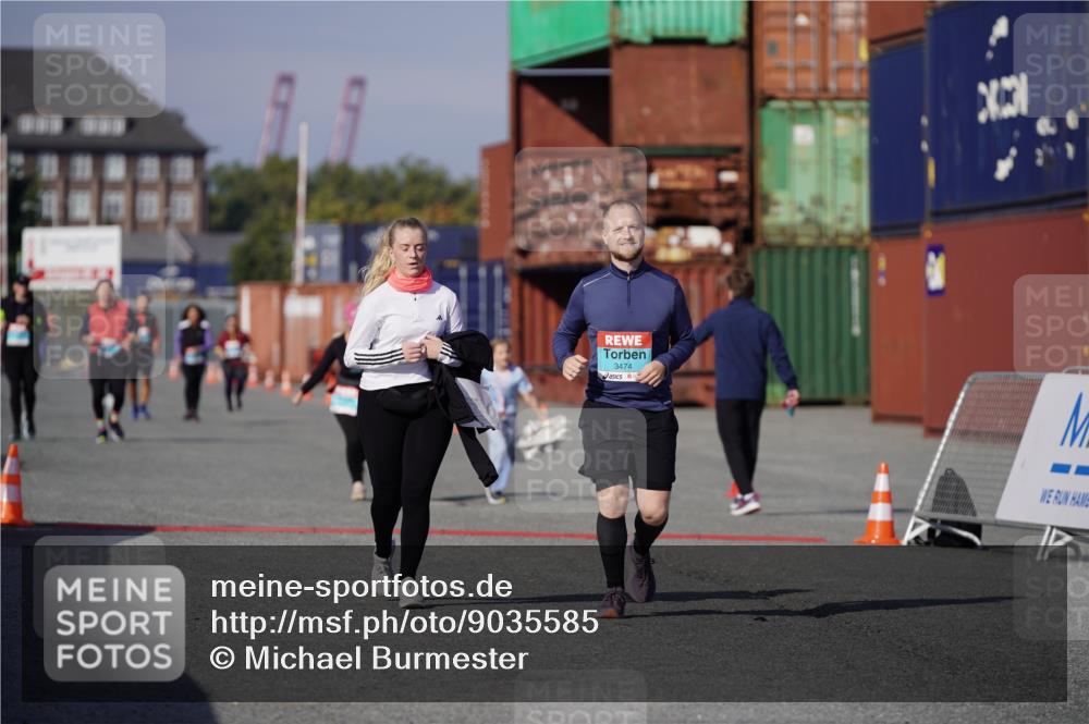 03.10.2025 - Köhlbrandbrückenlauf Michael Burmester http://msf.ph/oto/9035585 03.10.2025 10:51:36 Ziel 3474, 3477, 3776 meine-sportfotos.de