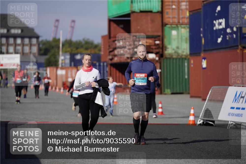 03.10.2025 - Köhlbrandbrückenlauf Michael Burmester http://msf.ph/oto/9035590 03.10.2025 10:51:37 Ziel 3474, 3477, 3776 meine-sportfotos.de