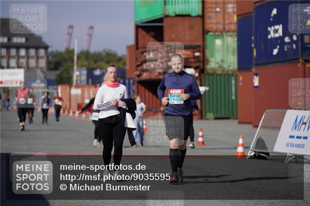 03.10.2025 - Köhlbrandbrückenlauf Michael Burmester http://msf.ph/oto/9035595 03.10.2025 10:51:37 Ziel 3474, 3477, 3776 meine-sportfotos.de