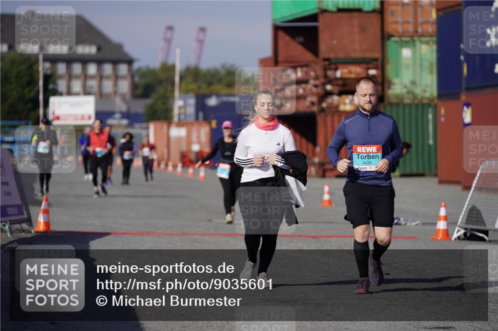 03.10.2025 - Köhlbrandbrückenlauf Michael Burmester http://msf.ph/oto/9035601 03.10.2025 10:51:38 Ziel 3474, 3477 meine-sportfotos.de
