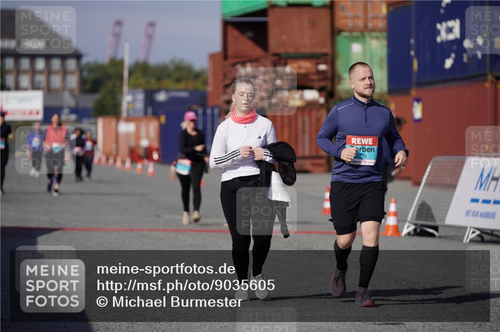 03.10.2025 - Köhlbrandbrückenlauf Michael Burmester http://msf.ph/oto/9035605 03.10.2025 10:51:39 Ziel 3474, 3477 meine-sportfotos.de