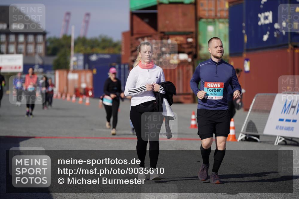 03.10.2025 - Köhlbrandbrückenlauf Michael Burmester http://msf.ph/oto/9035610 03.10.2025 10:51:39 Ziel 3474, 3477 meine-sportfotos.de