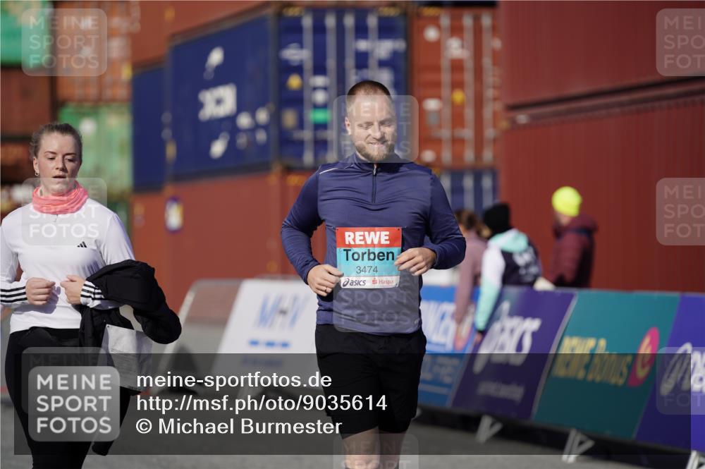 03.10.2025 - Köhlbrandbrückenlauf Michael Burmester http://msf.ph/oto/9035614 03.10.2025 10:51:42 Ziel 2367, 3474, 3477 meine-sportfotos.de