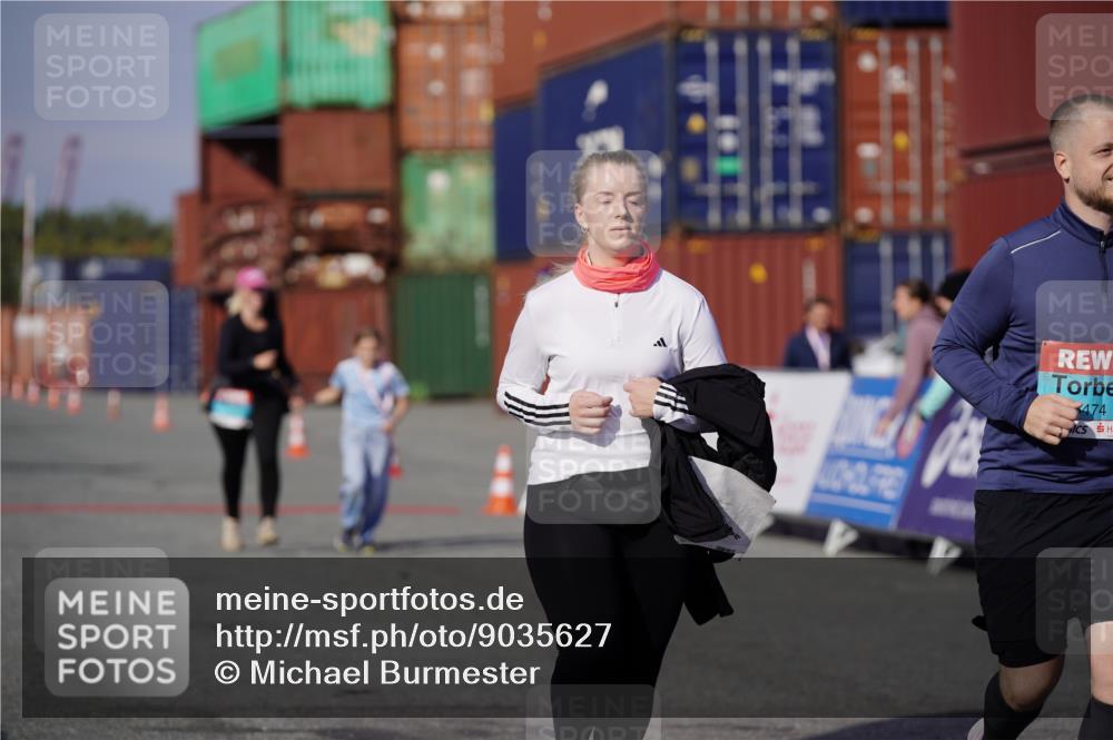 03.10.2025 - Köhlbrandbrückenlauf Michael Burmester http://msf.ph/oto/9035627 03.10.2025 10:51:44 Ziel 2367, 3474, 3477 meine-sportfotos.de